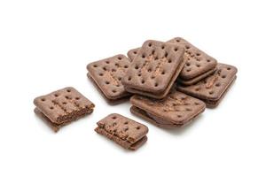 biscoitos de chocolate com creme de chocolate isolado no fundo branco foto