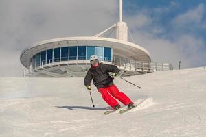 grandvalira, andorra, 03 de janeiro de 2021 - jovem esquiando nos pirineus na estação de esqui de grandvalira foto