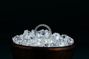 ouro anel com diamante dentro peças do gelo. foto