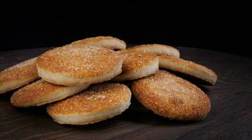 lindo volta biscoitos em uma de madeira borda. uma poucos biscoitos. uma grupo do biscoitos. foto