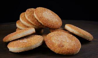 lindo volta biscoitos em uma de madeira borda. uma poucos biscoitos. uma grupo do biscoitos. foto