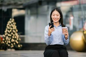 jovem ásia o negócio mulher líder empreendedor, profissional Gerente segurando digital tábua computador uon a rua dentro grande cidade foto