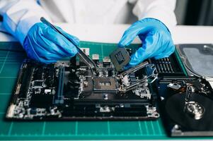 a técnico é colocando a CPU em a tomada do a computador placa-mãe. eletrônico Engenharia eletrônico reparar, eletrônicos medindo e testando, reparar foto