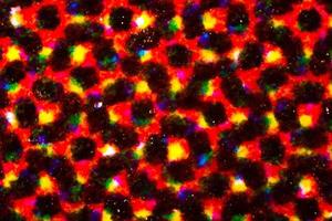 mancha de tinta abstrata em muitas cores impressão em papel panfleto sob o microscópio foto