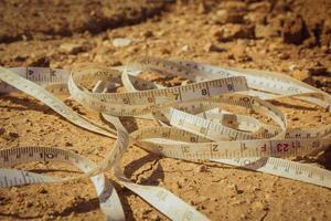 fita métrica colocada no chão em um canteiro de obras foto