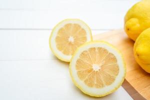 Pedaços de fatia de limão na mesa branca foto