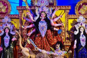 Devi durga a majestoso deusa, simbolizando força, coragem, e divino feminilidade foto