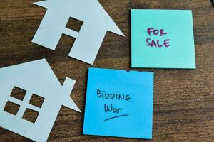 conceito do licitação guerra e para venda escrever em pegajoso notas isolado em de madeira mesa. foto