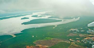 aéreo Visão do a rio dentro a riau ilhas foto