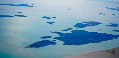 aéreo Visão do a Series do ilhas dentro batam, riau ilhas foto