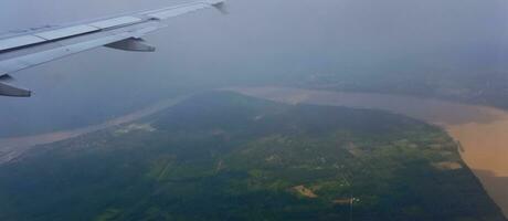 aéreo Visão do a rio dentro jambi foto