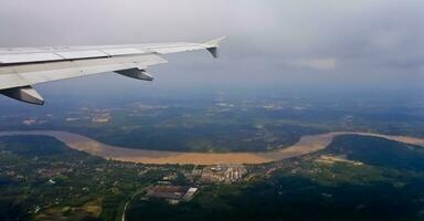 aéreo Visão do a rio dentro jambi foto