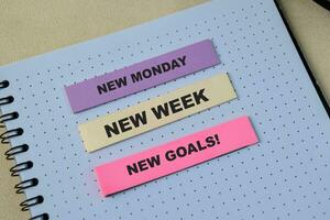 conceito do Novo segunda-feira, Novo semana, Novo metas escrever em pegajoso notas isolado em de madeira mesa. foto