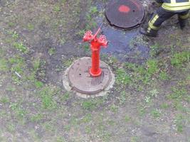 o trabalho dos bombeiros para extinguir os hidrantes foto