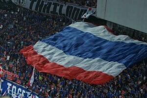 Bangkok, Tailândia , 2014 - às uma futebol jogo, a Tailândia bandeira é voou dentro uma estádio. foto