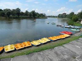 rio e barcos da estância de mirgorod da cidade foto