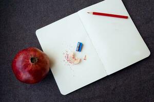 caderno com lápis e aparas de madeira foto