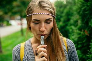 feliz Cigarro eletrônico jovem branco Loiras menina foto