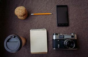 lápis, caderno e papel café copo foto