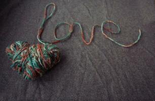 amor escrito do lã fio em uma Castanho fundo foto