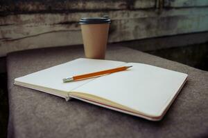 lápis, caderno e papel café copo foto