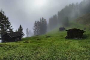 de madeira palheiros dentro a stubai Alpes foto