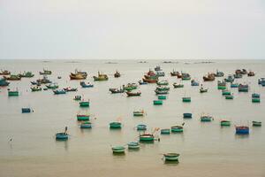 pescadores barcos dentro Porto, Vietnã. foto