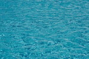 a textura do a água superfície dentro a piscina Como uma fundo. foto