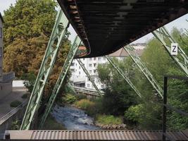 ferrovia suspensa de Wuppertal acima do rio Wupper foto