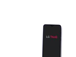 Tela de inicialização do aplicativo lg thinq com logotipo na tela de um smartphone móvel preto isolado no fundo branco