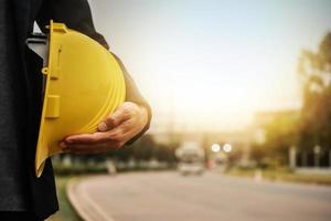 trabalhador engenheiro de arquitetura segurar capacete de segurança para construção foto