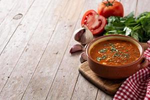 sopa de lentilha vermelha na tigela foto