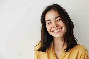 ai gerado ásia mulher piscando para Câmera sorridente alegre em pé branco parede foto