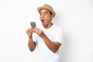 Homem asiático surpreso e chocado procurando smartphone