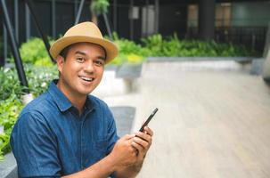 jovem asiático usando smartphone.