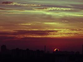 sol nascendo no horizonte da cidade de Kyiv, Ucrânia foto