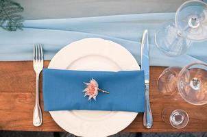 arranjo de mesa de decoração de casamento ou evento, guardanapo azul, ao ar livre foto