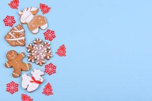 Pão de mel festivo de Natal feito em casa em um fundo de cor foto