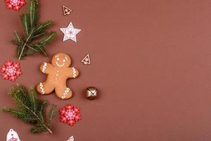 Pão de mel festivo de Natal feito em casa em um fundo de cor foto