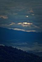 bela paisagem de montanhas e céu azul com nuvens foto