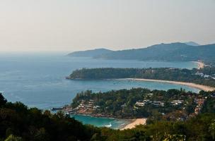 bela paisagem de praia tropical. barcos do oceano turquesa e litoral arenoso do ponto de vista elevado. praias de kata e karon, phuket, tailândia foto