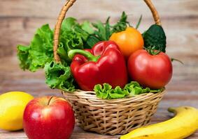 saudável legumes e frutas dentro a cesta e em a mesa. fechar-se. foto