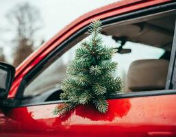 Natal fundo com neve e vermelho carro Natal árvore foto