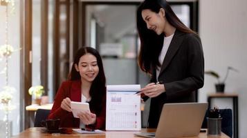 negócios e parceria discutindo o uso da calculadora para revisar o balanço anual com caneta de exploração e usando o computador laptop para calcular o orçamento. integridade da auditoria antes do conceito de investimento. foto