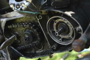 reparar do a velho motocicleta. análise do a gerador. interno partes do a motor. foto