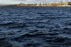 Preto ondas do a reservatório dentro inverno dentro a montanhas. a Sombrio águas do a reservatório dentro yekaterinburg. foto