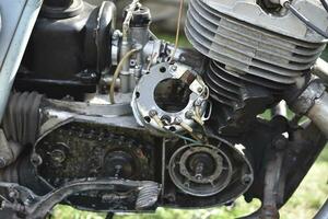 reparar do a velho motocicleta. análise do a gerador. interno partes do a motor. foto