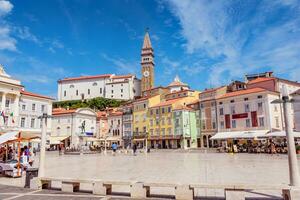 piranha, eslovénia - agosto 21, 2019 - ensolarado clima em a central quadrado do piran com a antigo Igreja em a fundo foto