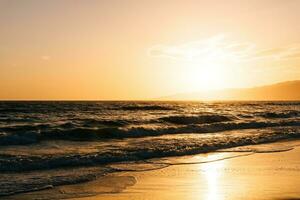 brilhante pôr do sol em santa monica de praia foto