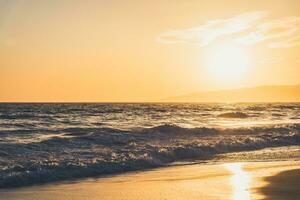 brilhante pôr do sol em santa monica de praia foto